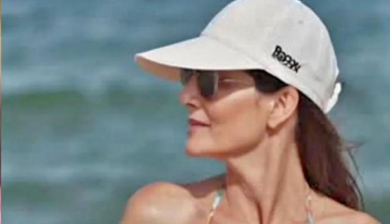 TIMELESS CONFIDENCE: THE ELEGANCE OF A MATURE WOMAN IN A SWIMSUIT